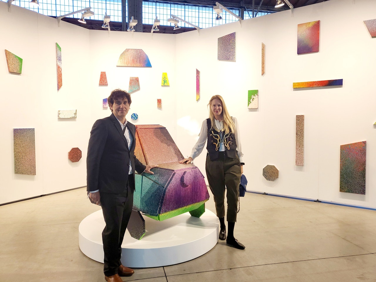 Heute.at - Künstler Daniel Knorr gibt auf der SPARK Art Gas