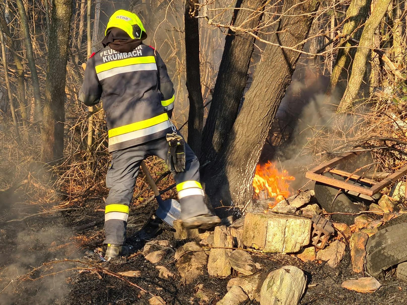 Wind erschwerte Löscharbeiten bei Feldbrand.