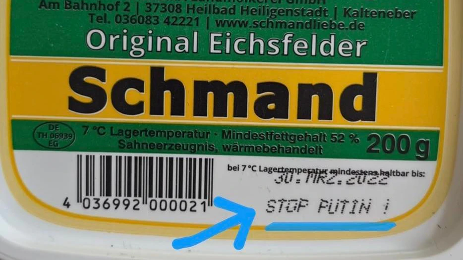 Solche Botschaften gegen den Krieg zieren jetzt die "Schmand"-Becher der Thüringer Molkerei. 