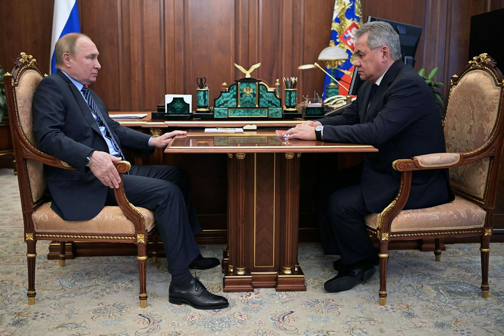 Es wird spekuliert, dass Sergei Schoigu (rechts) wegen militärischer Misserfolge bei Putin in Ungnade gefallen ist.