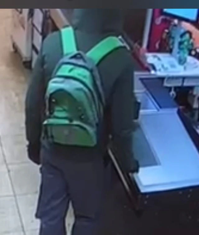 Täter griff in die Kassenlade von Supermarkt.