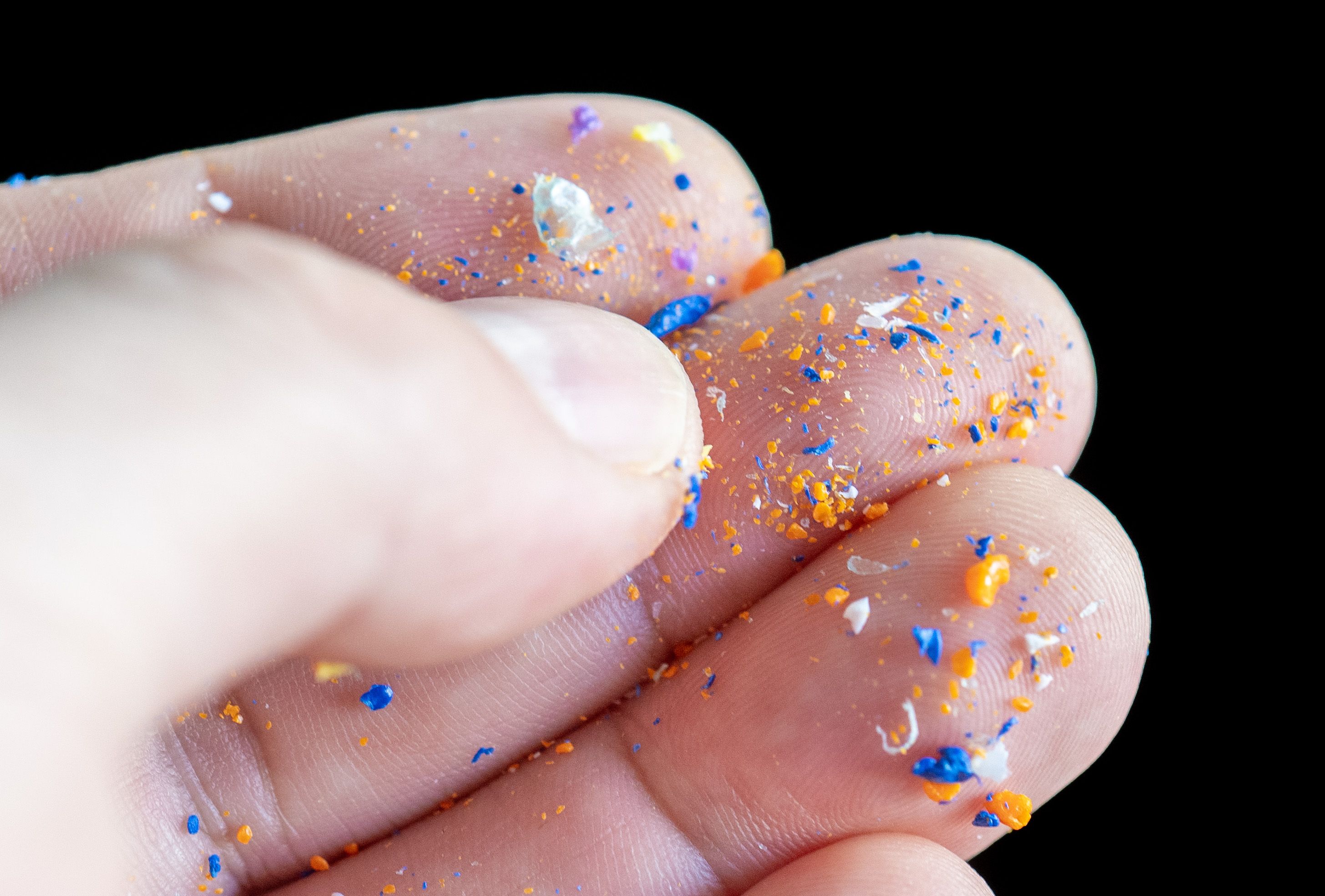 Mikroplastik ist mit 0,001 bis 5 Millimeter teilweise noch mit freiem Auge sichtbar.