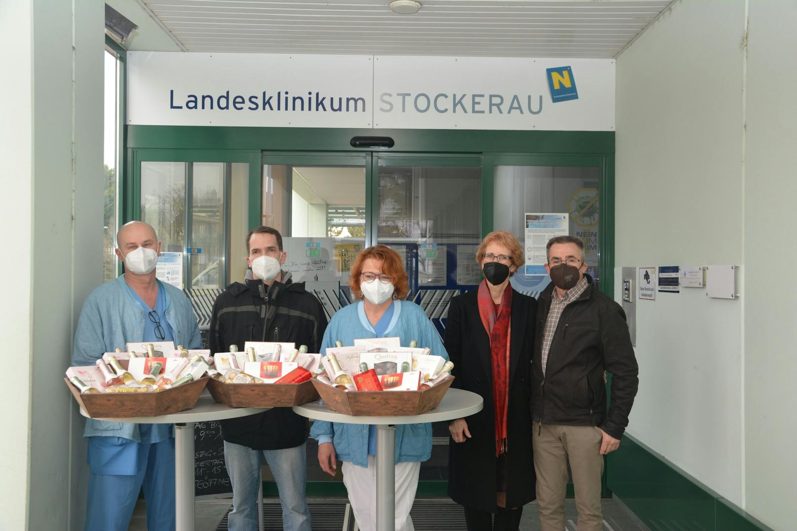 Michael Eichberger mit dem ehemaligen Patienten Jochen Pichler, Monika Zimmermann, Ursula und Christian Pichler (von li.) anlässlich der Danksagung.
