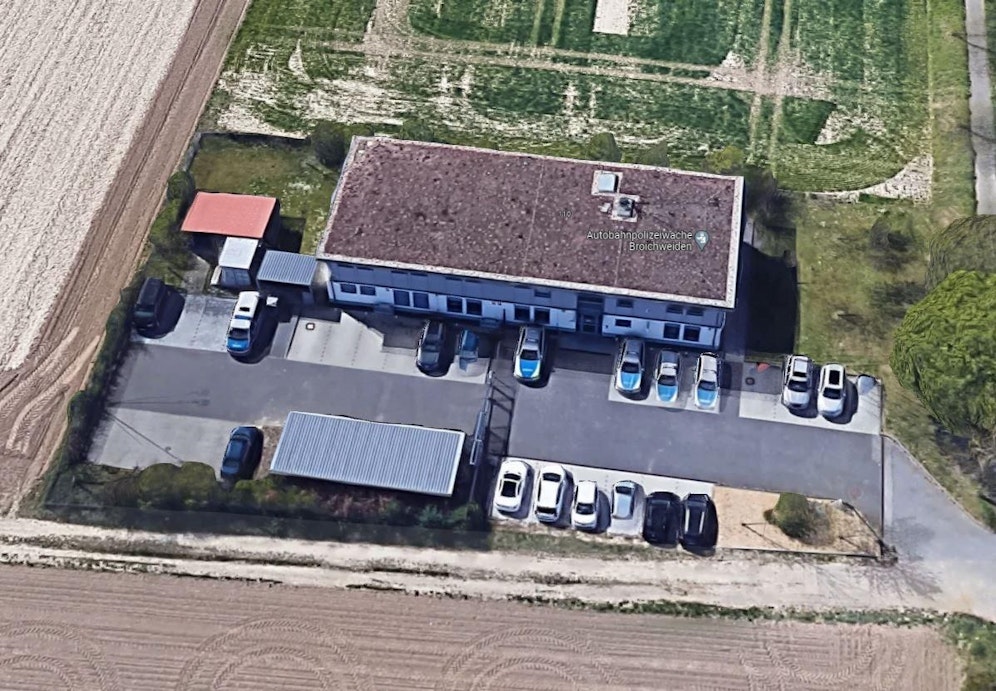 Auf das Gelände dieses Polizeipostens fuhr der betrunkene Mann vor.