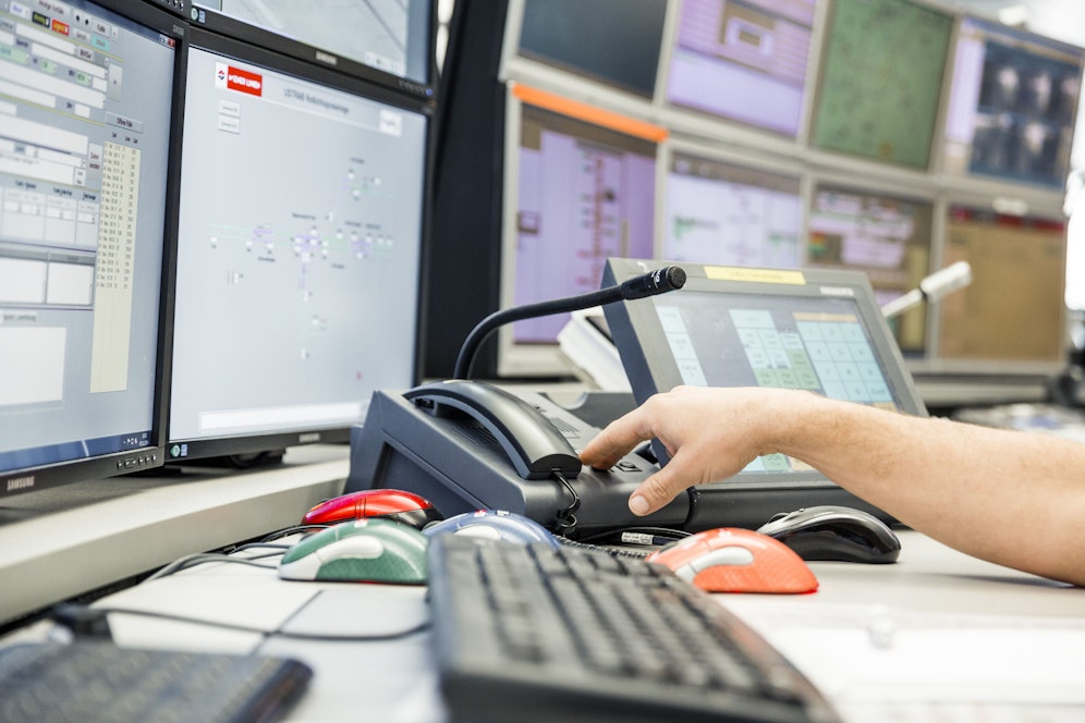 Sechs Mitarbeiter der Betriebsleitstelle begeben sich in Isolation, um den durchgehenden Betrieb aufrechtzuerhalten.