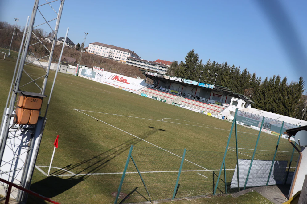 Auf diesem Fußballplatz in Stadl-Paura flogen die Fäuste.