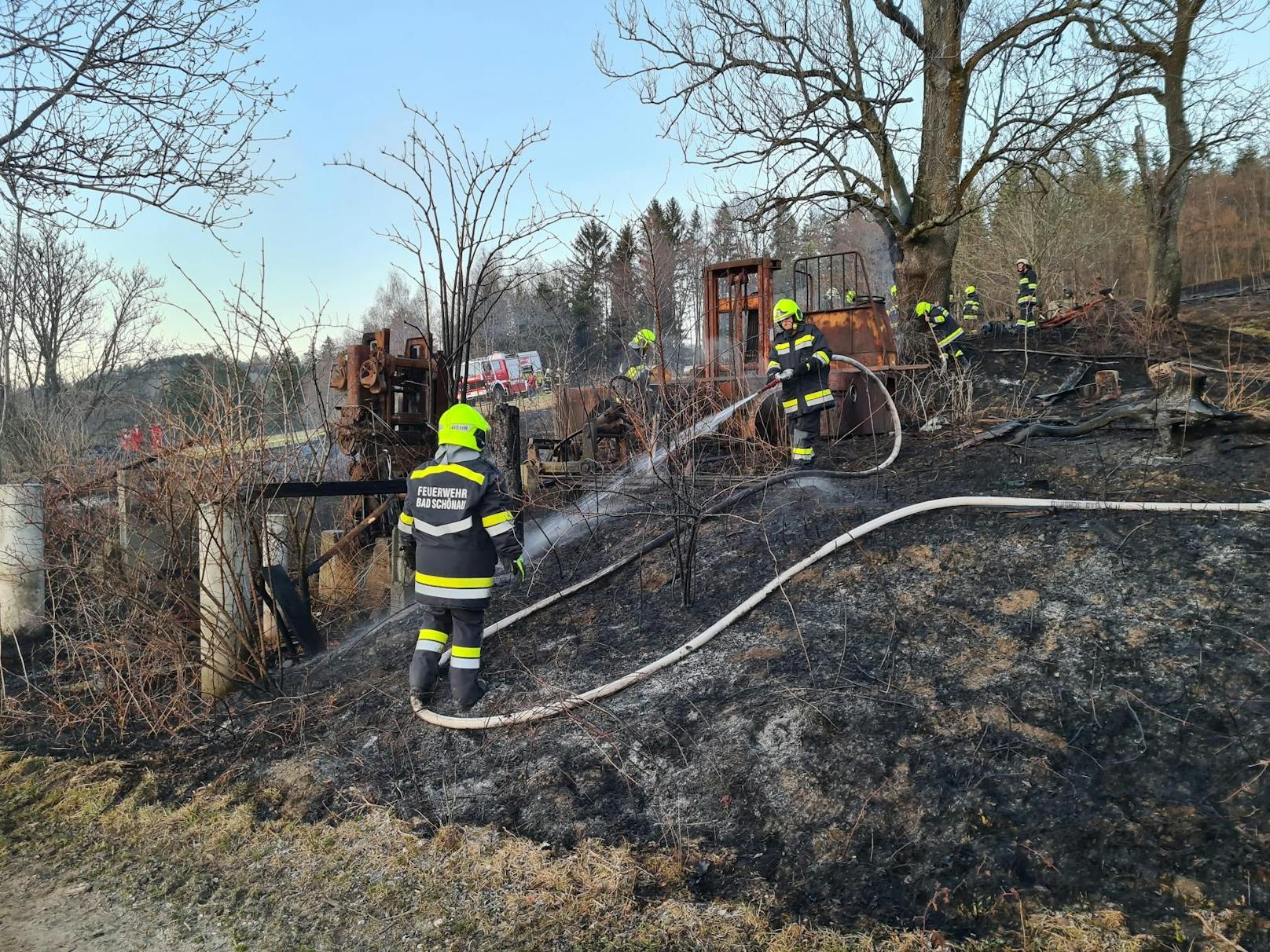 Wind erschwerte Löscharbeiten bei Feldbrand.