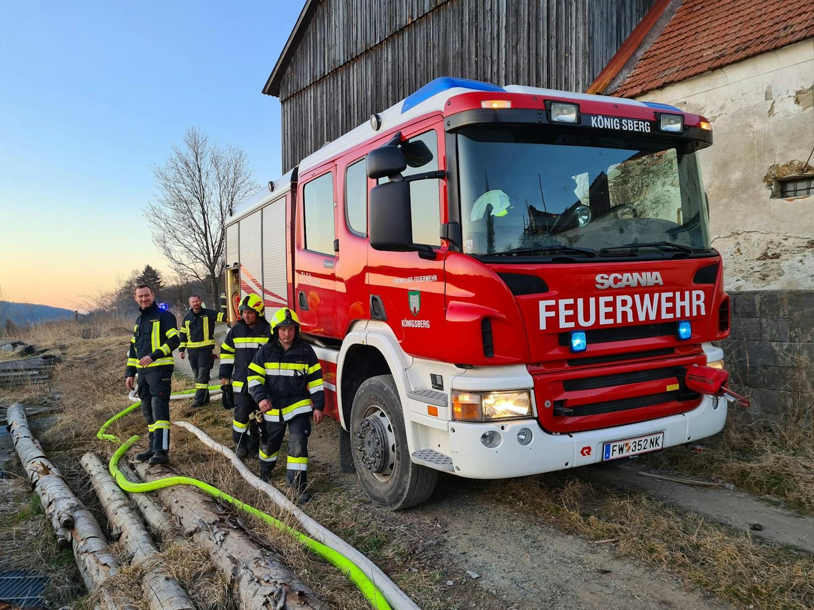 Wind erschwerte Löscharbeiten bei Feldbrand.