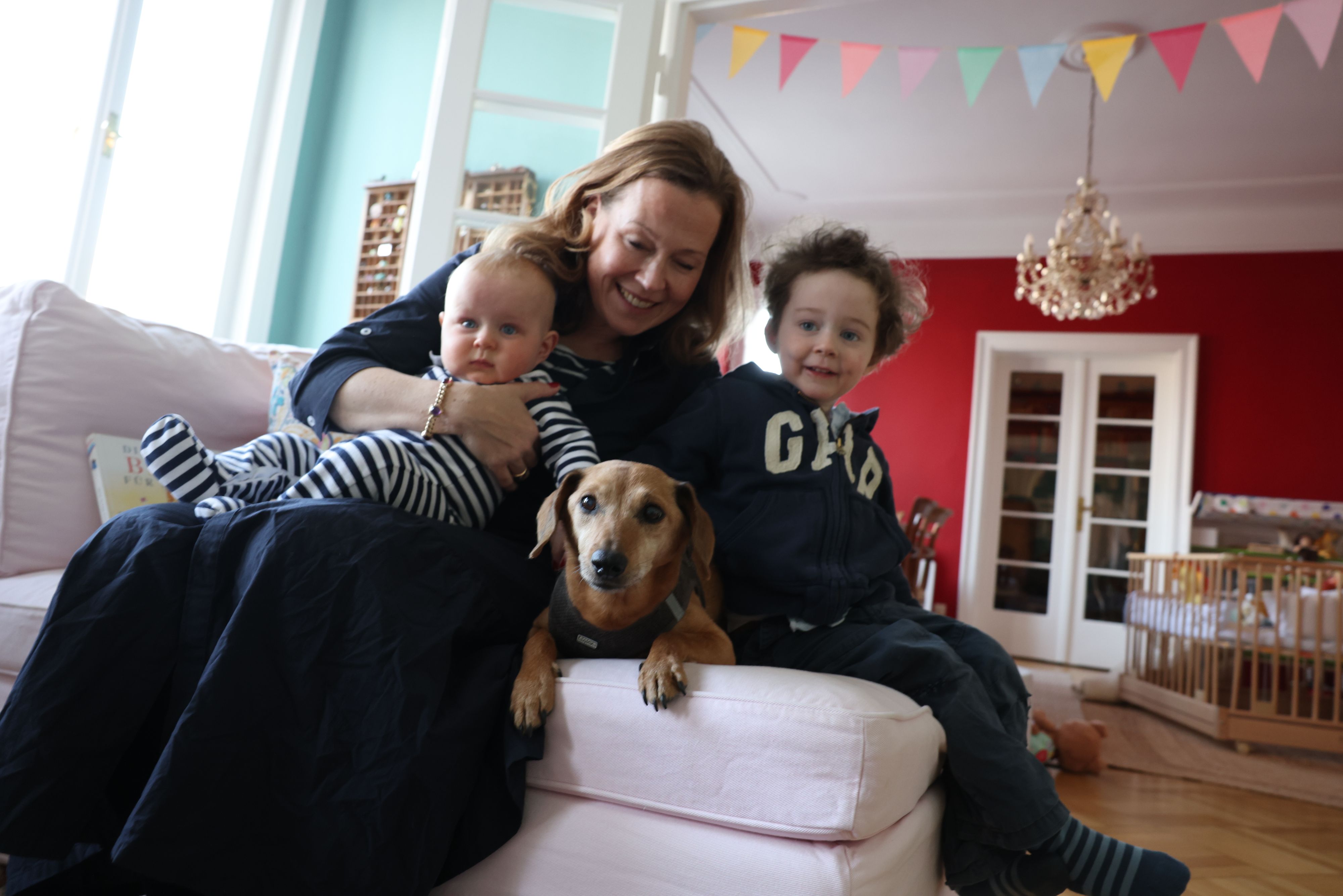 Wieder vereint: Katharina K. mit ihren beiden Kindern und Familienhündin 