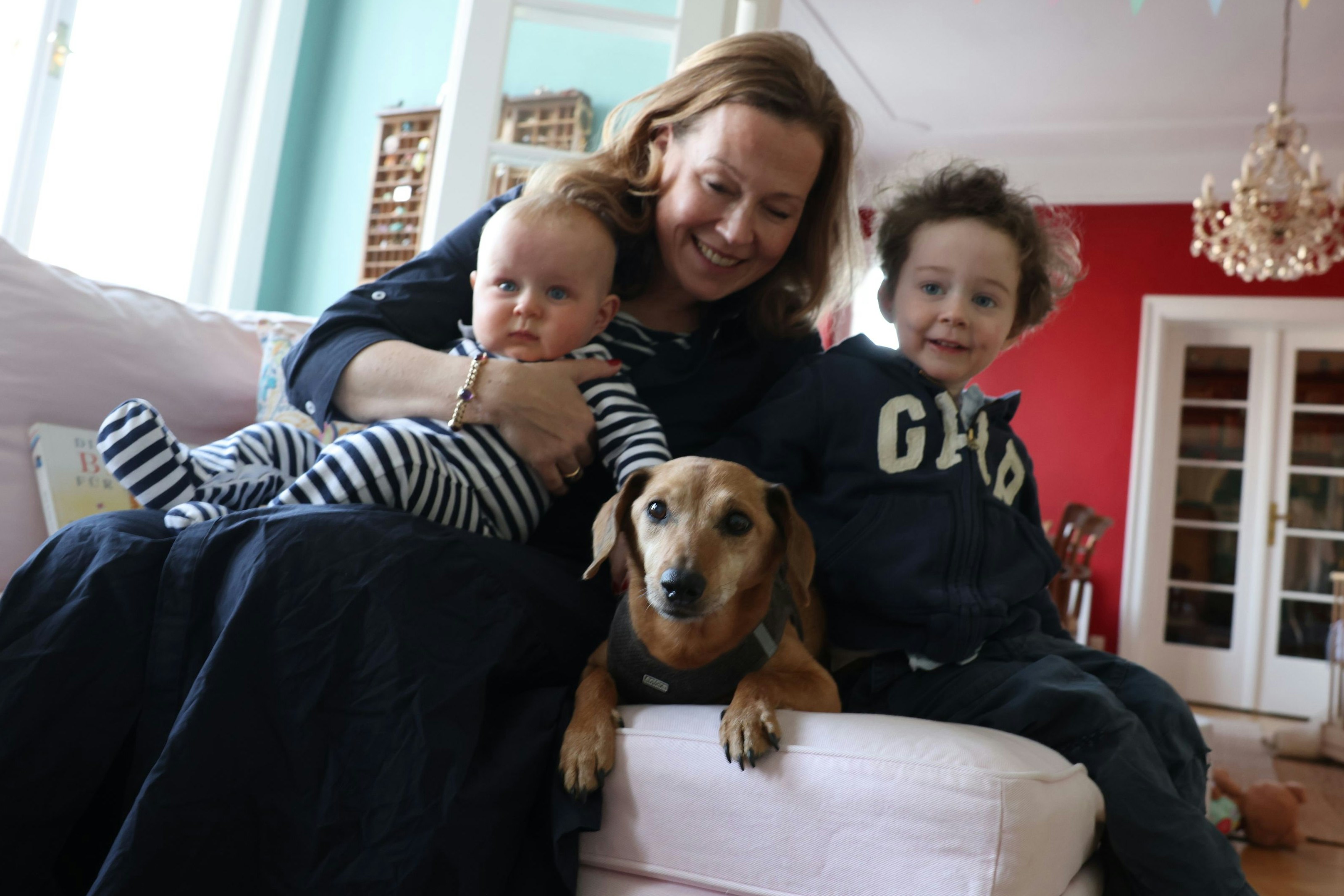 Wieder vereint: Katharina K. mit ihren beiden Kindern und Familienhündin "Lucy"