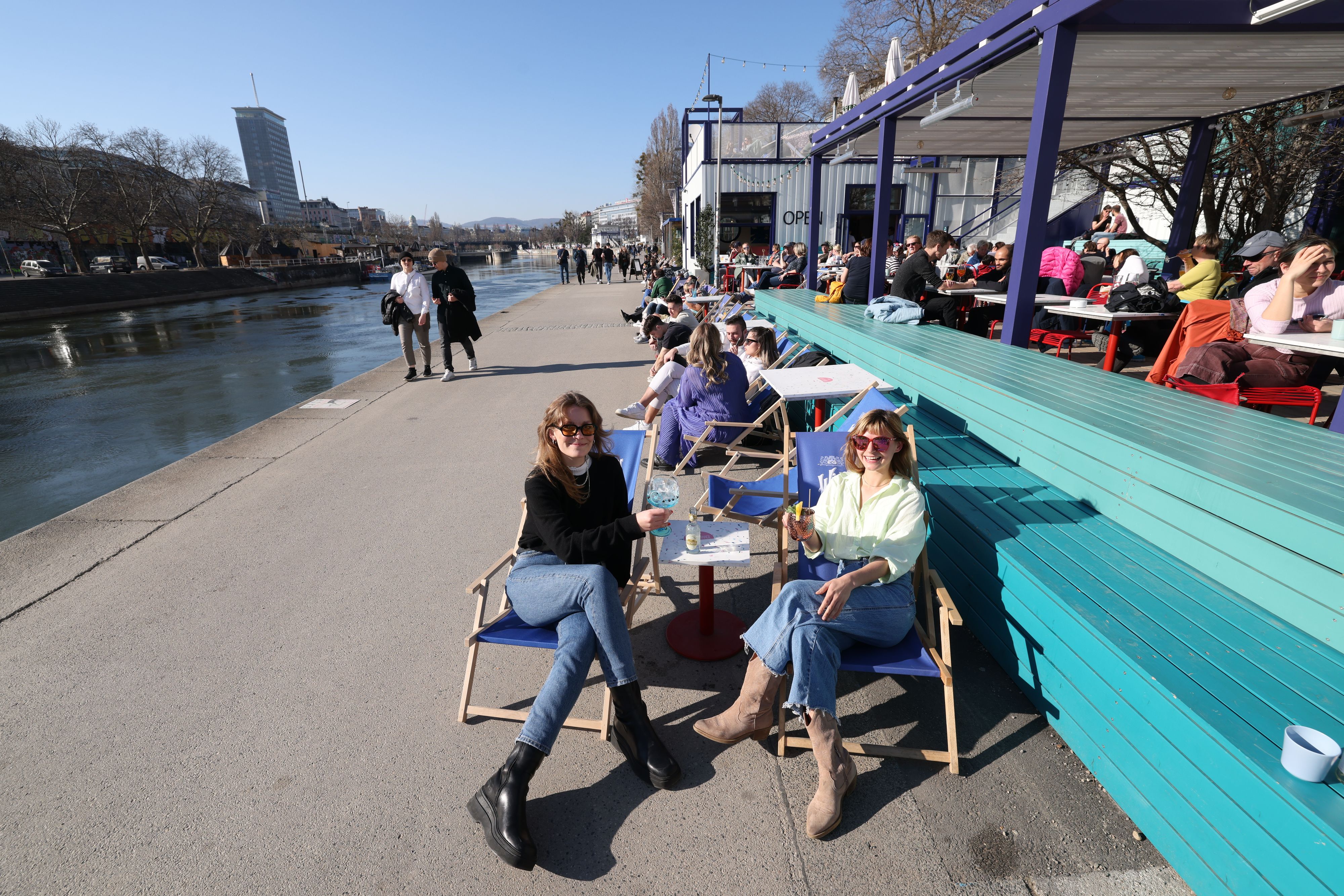 Bella (28) und Alexa (28) genießen bei 