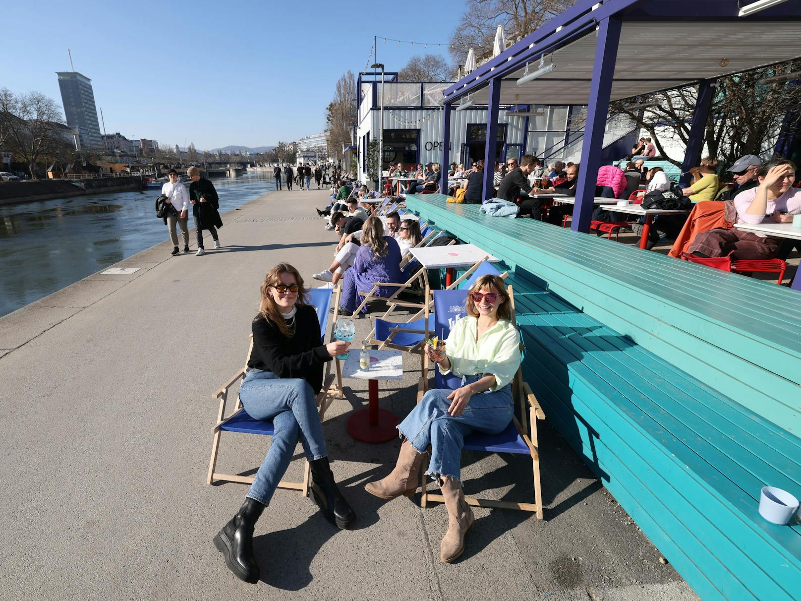 Bella (28) und Alexa (28) genießen bei "taste! Kitchen" am Wiener Donaukanal die ersten warmen Sonnenstrahlen.