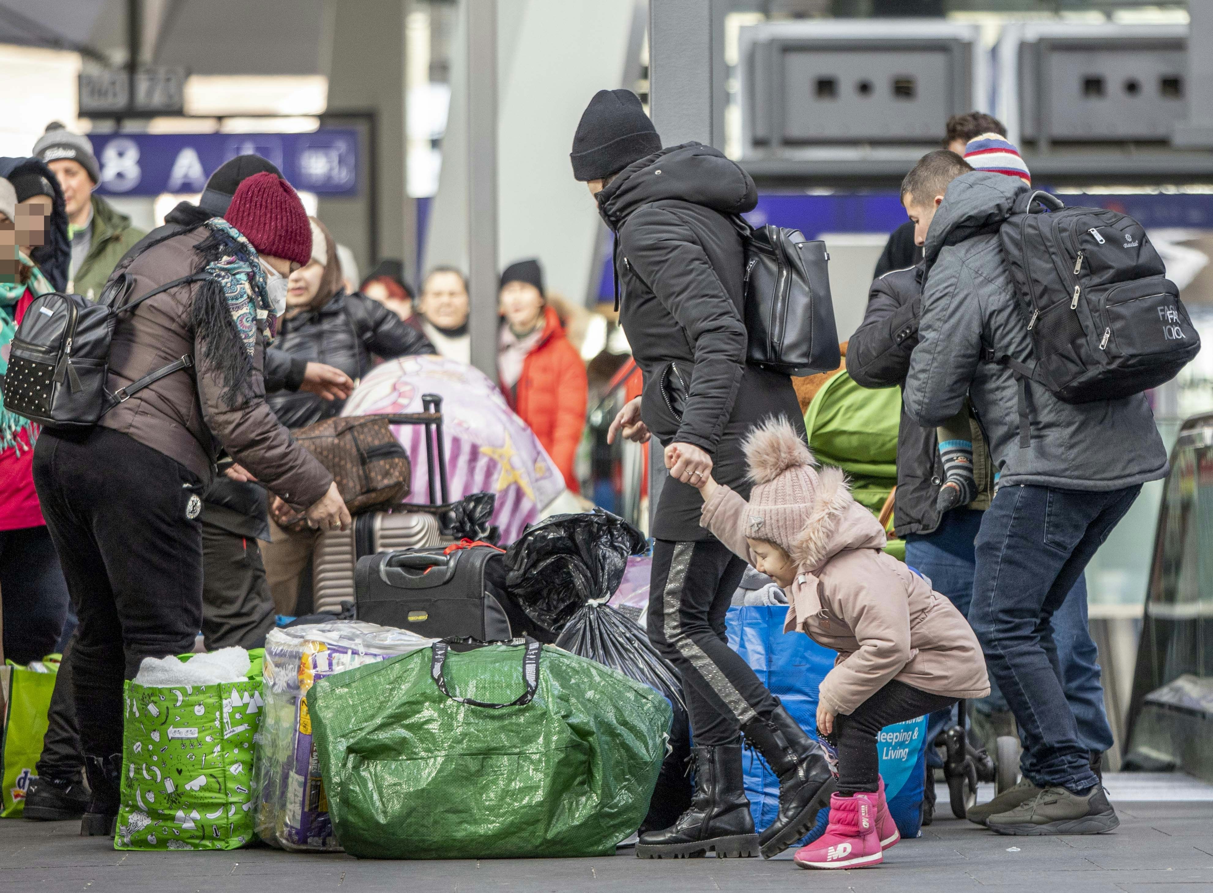 Ukrainische Flüchtlinge bei ihrer Ankunft am Wiener Hauptbahnhof. 