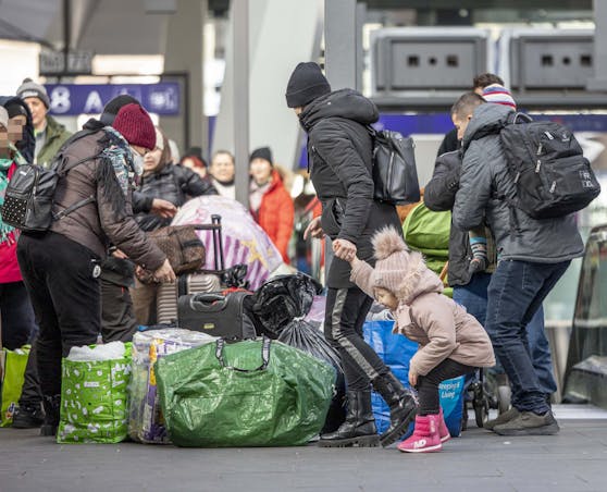 Ukrainische Flüchtlinge bei ihrer Ankunft am Wiener Hauptbahnhof. 