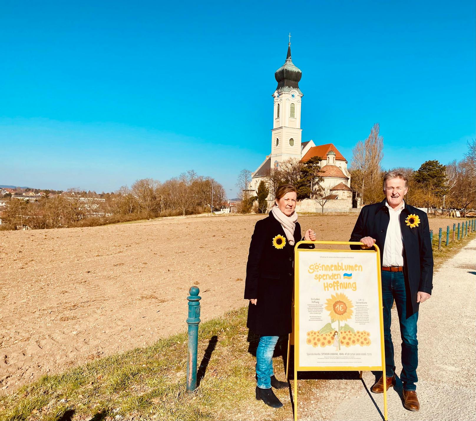 Die Landwirte Petra und Hans Wimmer aus NÖ helfen mit einer blühenden Aktion: Auf diesem Feld wachsen bald Sonnenblumen, die Ukraine-Flüchtlinge unterstützen.