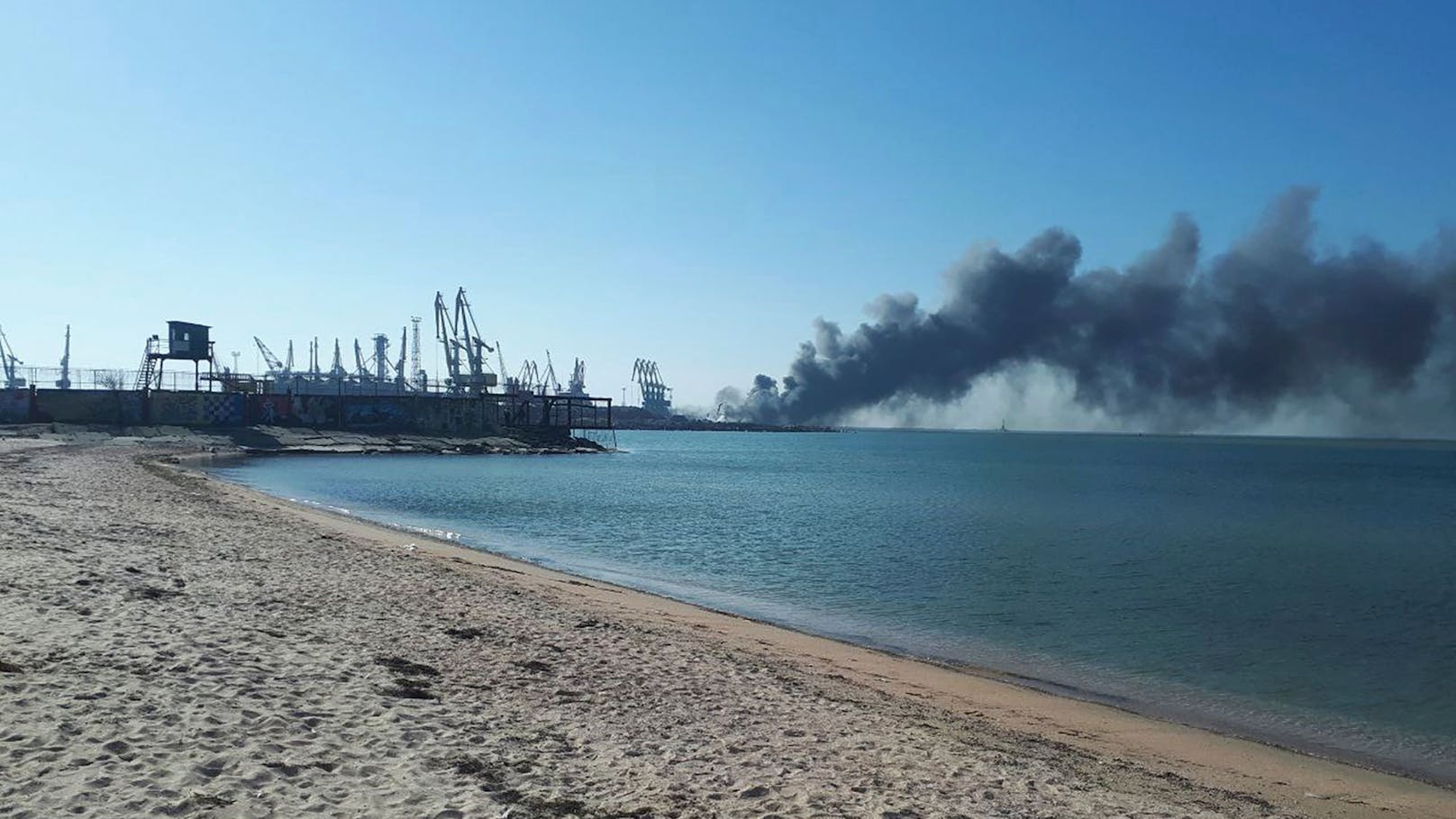 Dicke Rauchschwaden über der ukrainischen Hafenstadt Berdynask.