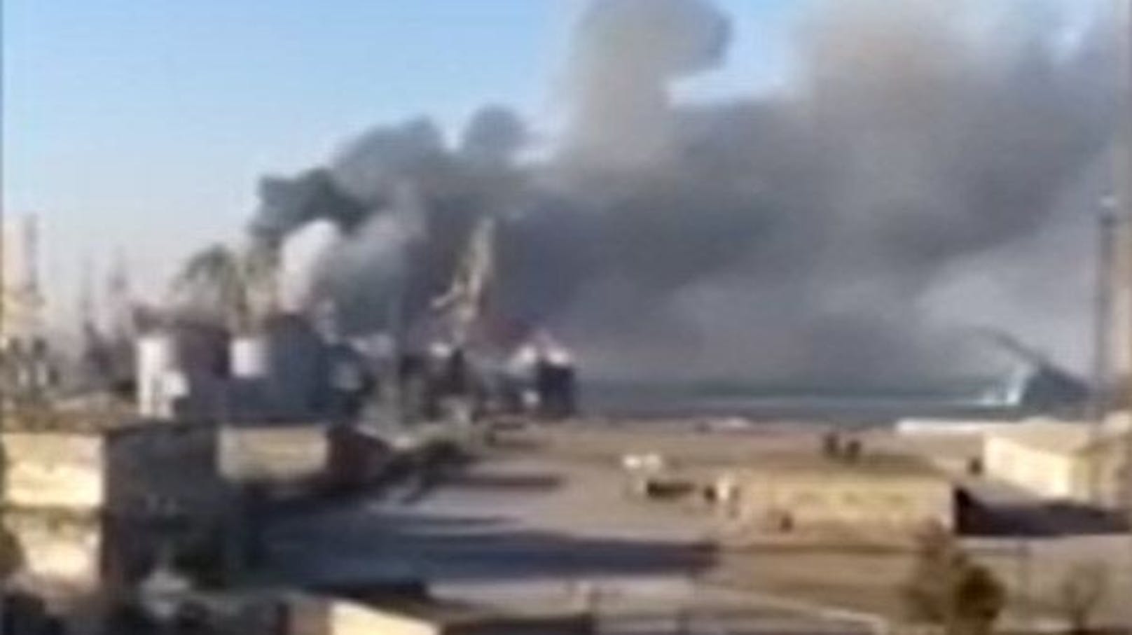 Ein russisches Schiff wurde am Hafen von Berdjansk zerstört.