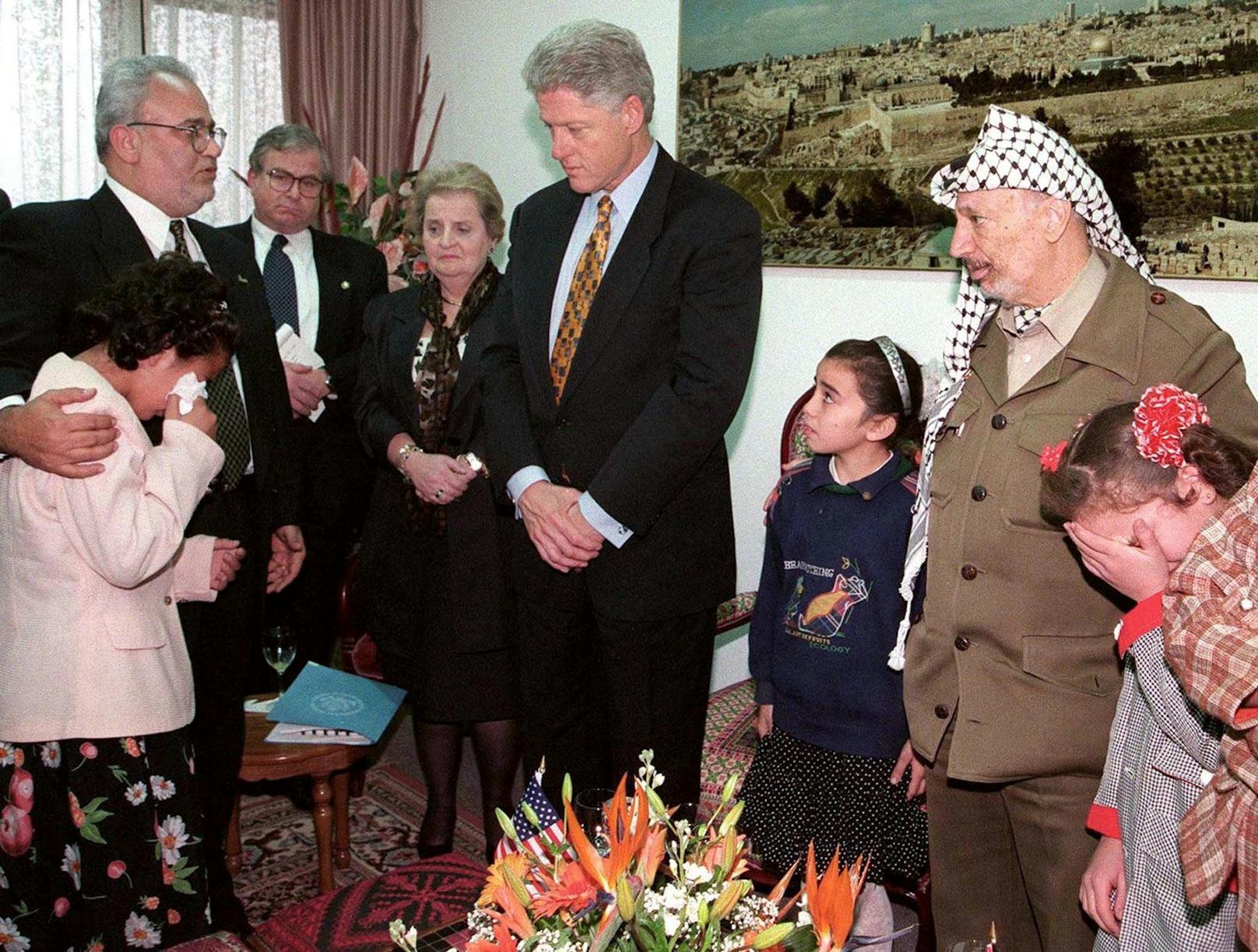 Albright und Bill Clinton bei Verhandlungen mit Palästinenser-Präsident Jassir Arafat.