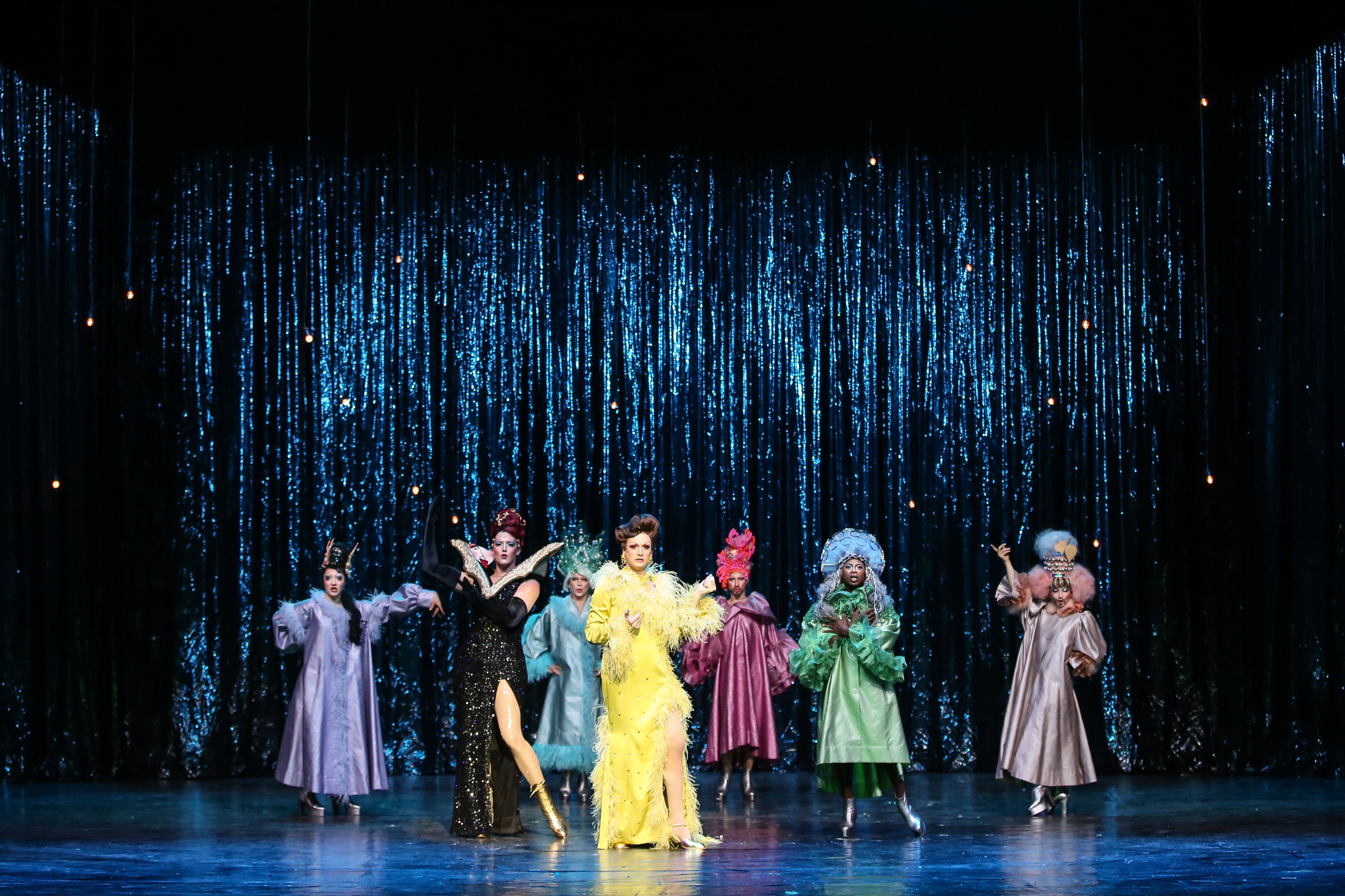 Zaza (Drew Sarich, 2. von links) ist gleichzeitig eine gefeierte Dragqueen und ein liebevoller Familienvater.