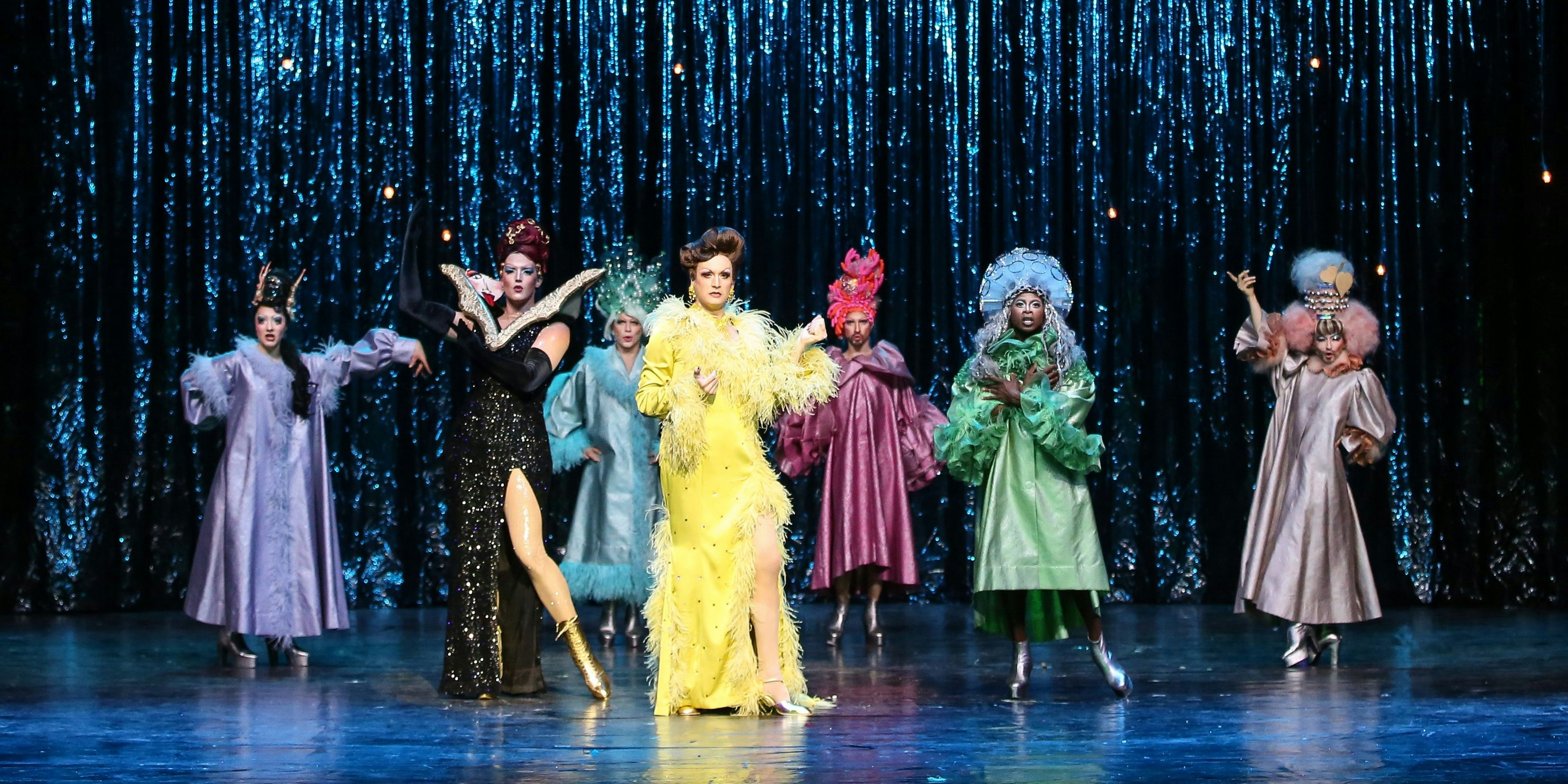 Zaza (Drew Sarich, 2. von links) ist gleichzeitig eine gefeierte Dragqueen und ein liebevoller Familienvater.