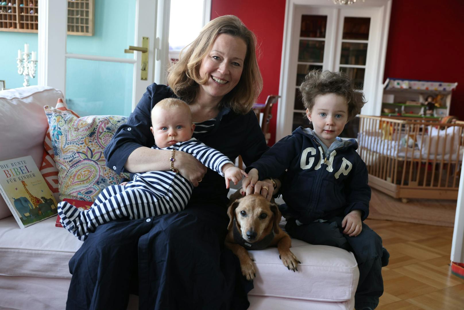 Wieder vereint: Katharina K. mit ihren beiden Kindern und Familienhündin "Lucy"