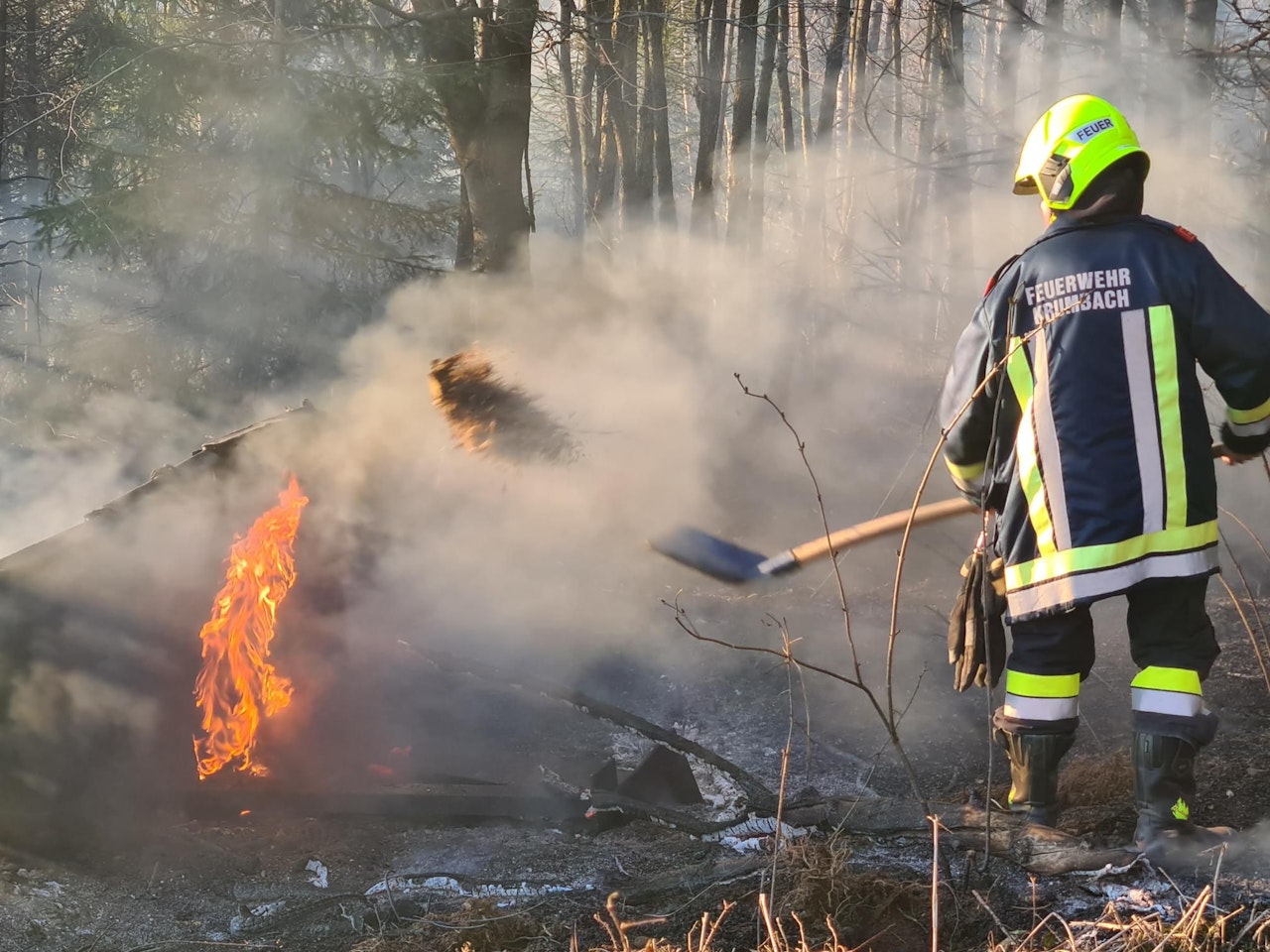 Heute.at - Feld in Flammen, Übergreifen auf Wald knapp verhindert