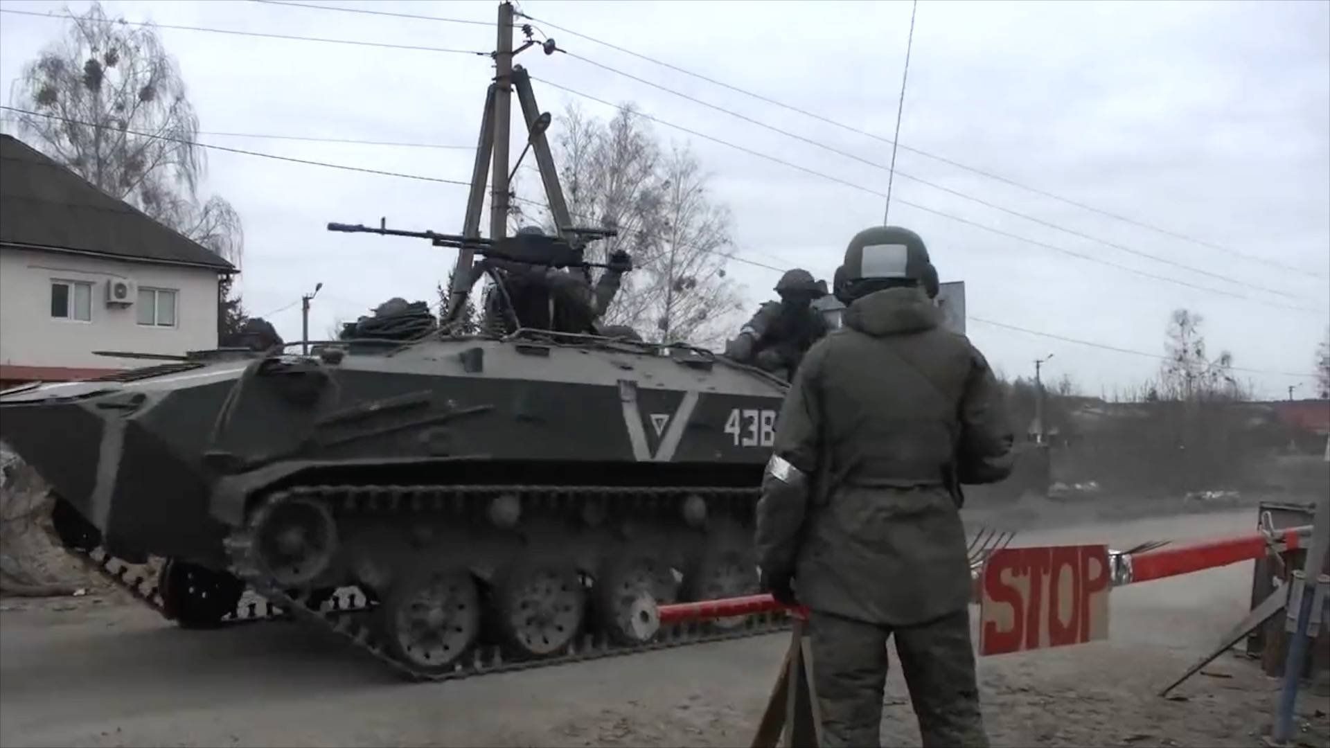 Ein russischer Soldat soll seinen eigenen Oberst überrollt haben.