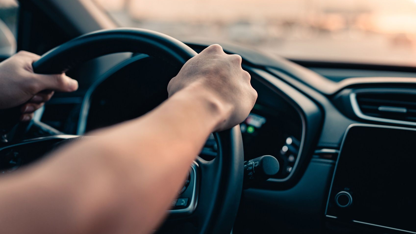 Ein Mann während einer Autofahrt. (Symbolbild)