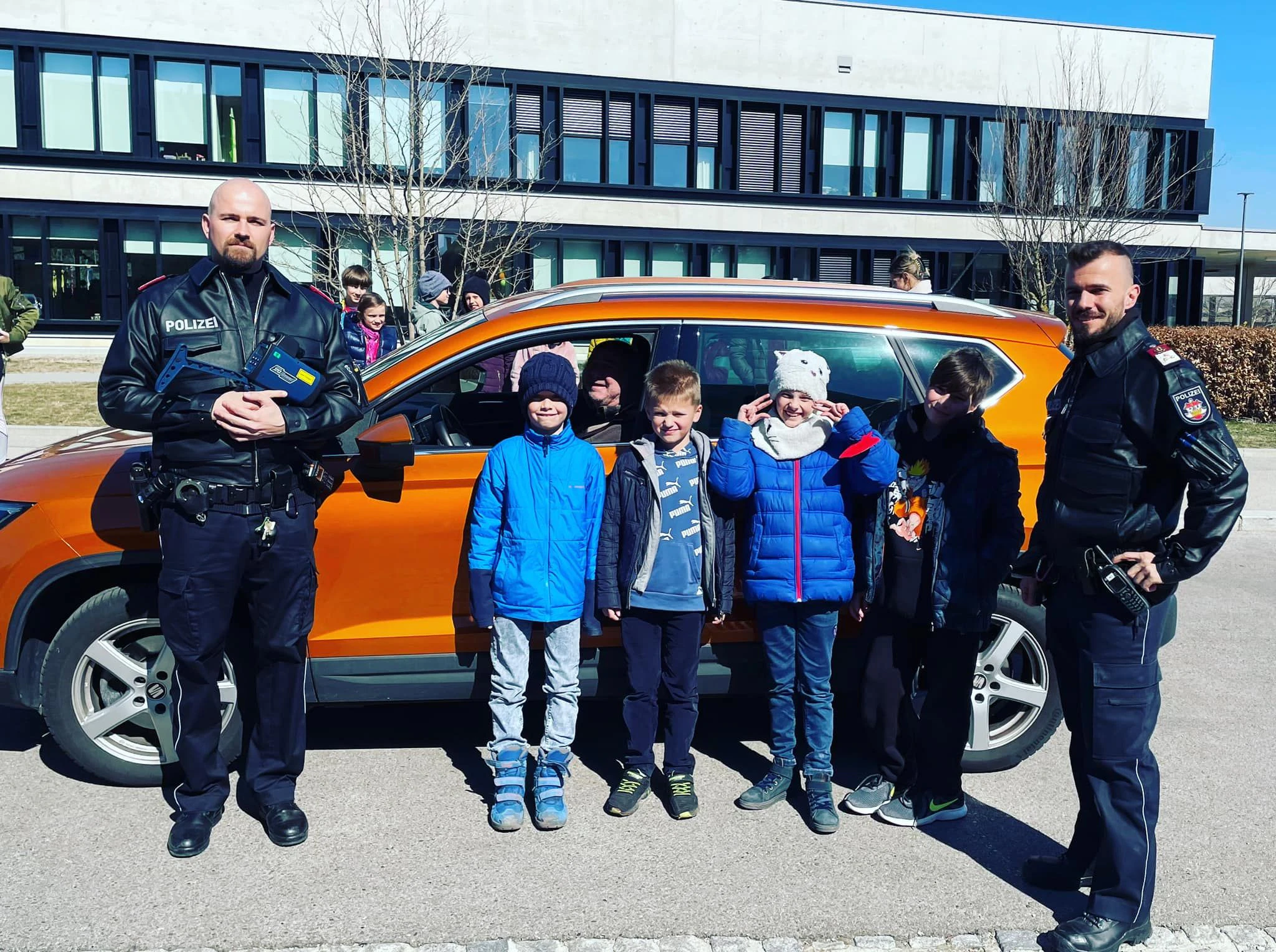 Volksschüler verteilten an Autofahrer Zitronen und Äpfel.