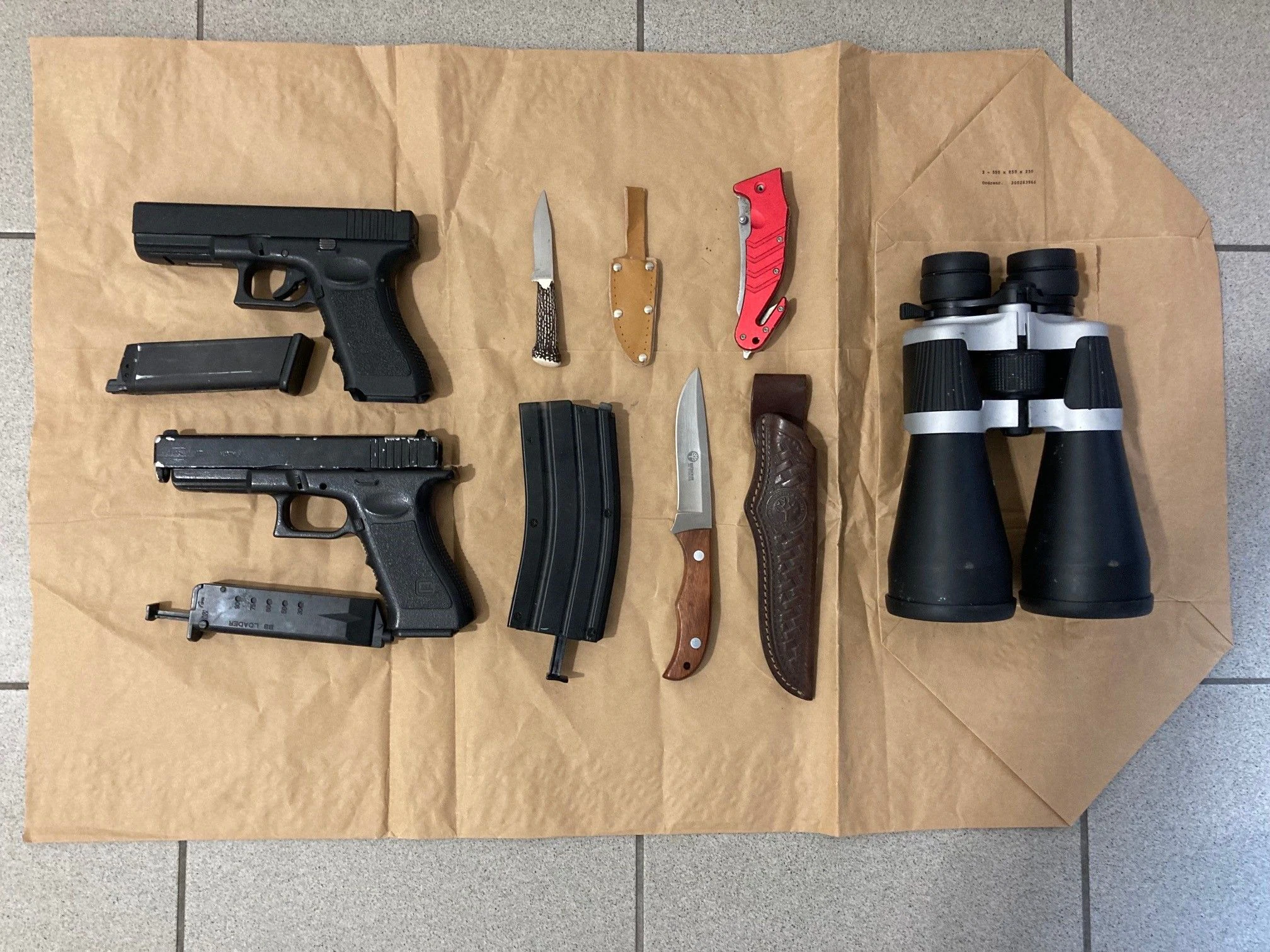 Ein 18-Jähriger und ein 22-Jähriger sollen mehrere Autos ausgeräumt haben.