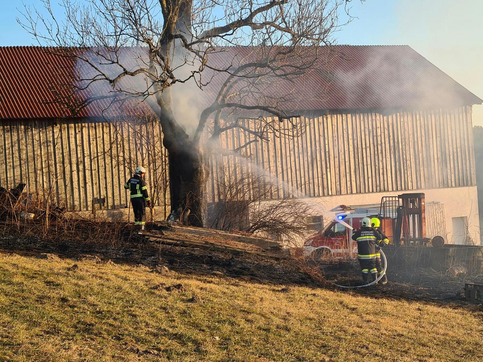 Wind erschwerte Löscharbeiten bei Feldbrand.