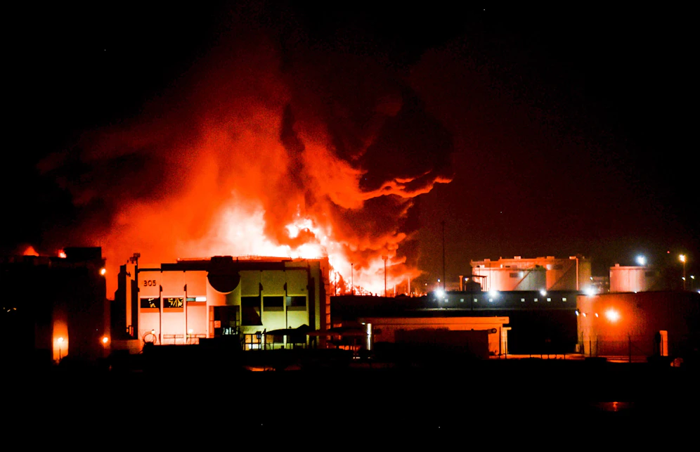 Die Aramco-Ölanlage bei Dschidda steht in Flammen. 