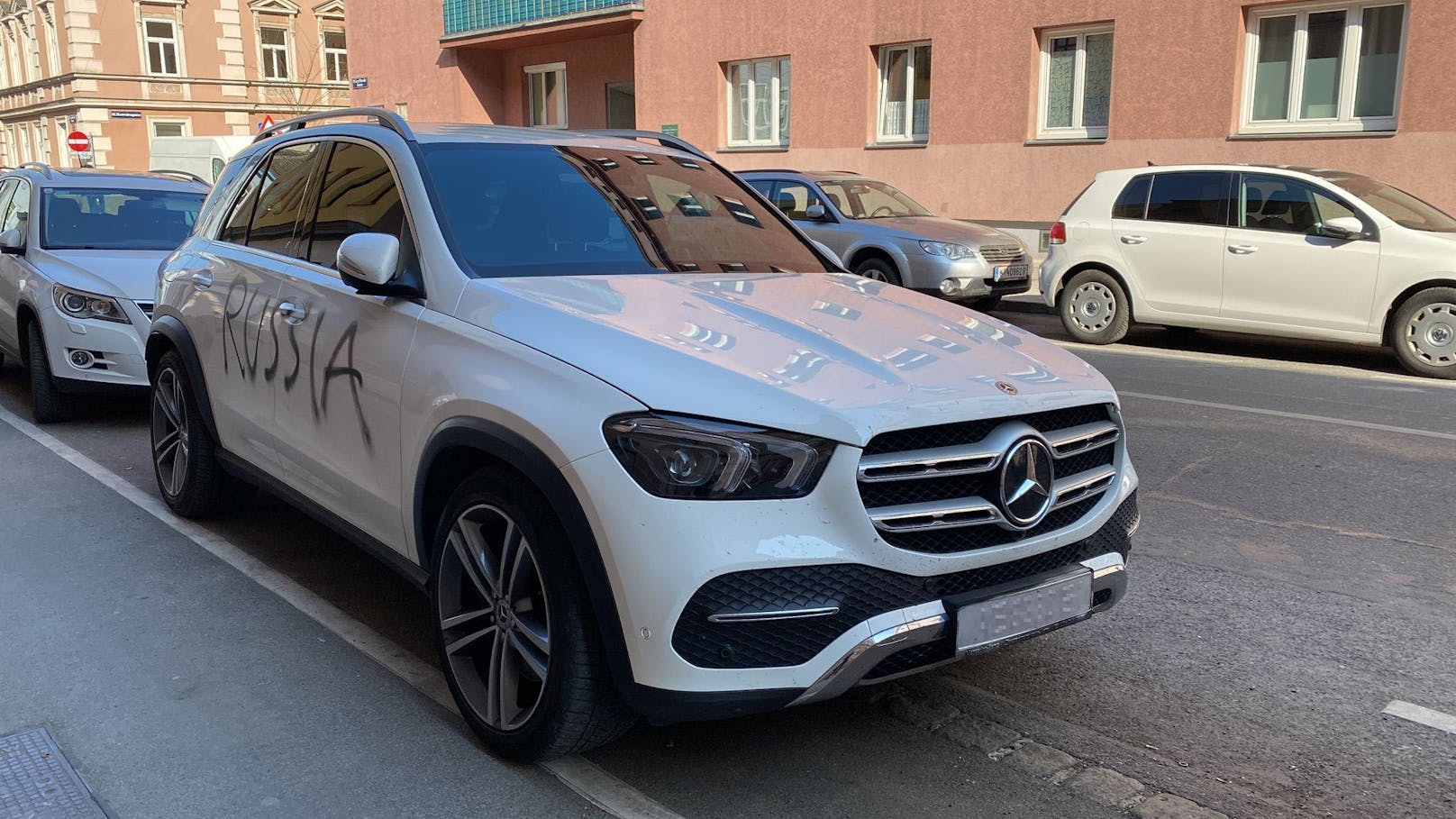 In Währing wurde ein Mercedes-SUV von pro-russischen Vandalen mit Spraydosen beschmiert.