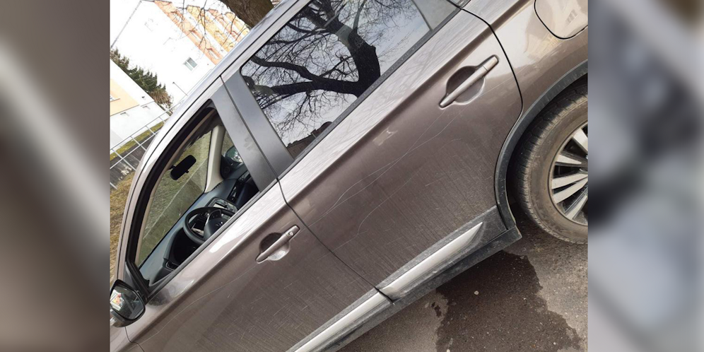 Auch das Auto wurde zerkratzt.