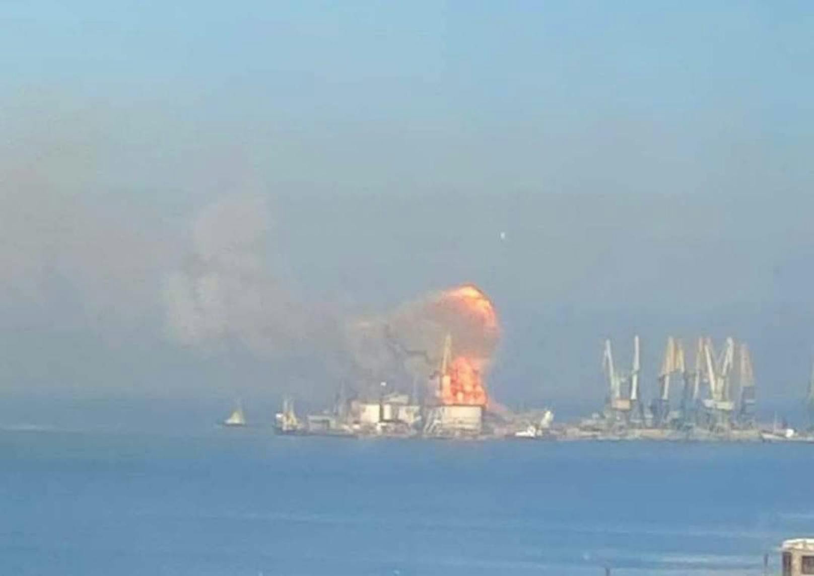Am Freitag geteilte Aufnahmen vom Hafen zeigten ein großes brennendes russisches Kriegsschiff.