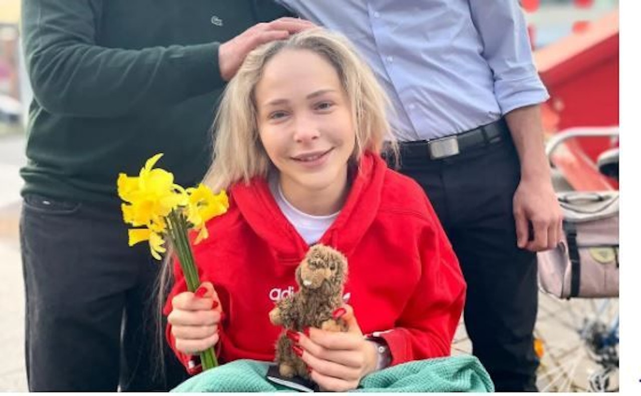 Heute.at - GNTM-Theresia sitzt nach Beinverlängerung im Rollstuhl