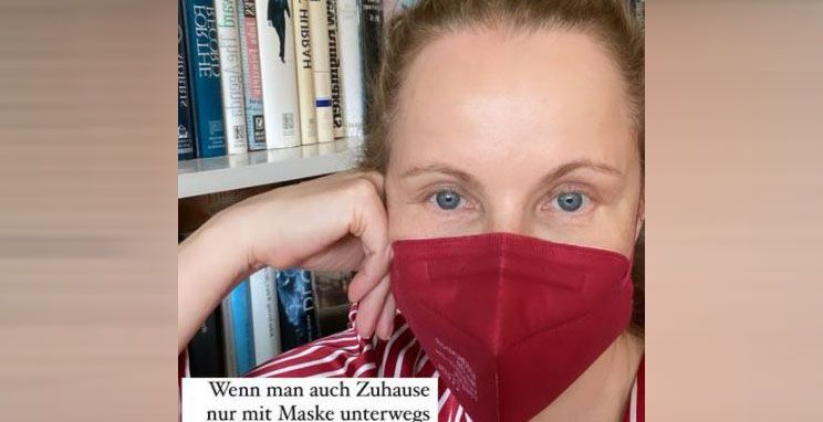 Katja Burkard trägt auch zuhause eine Maske.