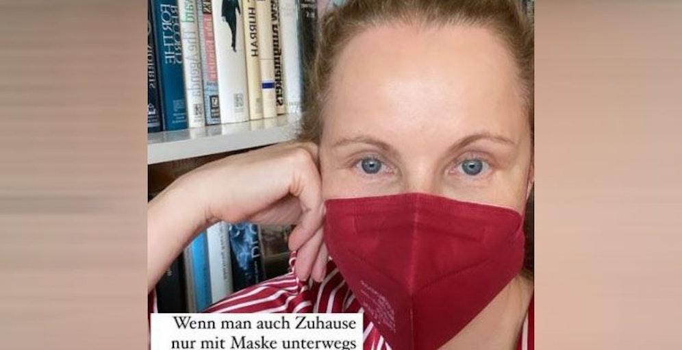 Katja Burkard trägt auch zuhause eine Maske.