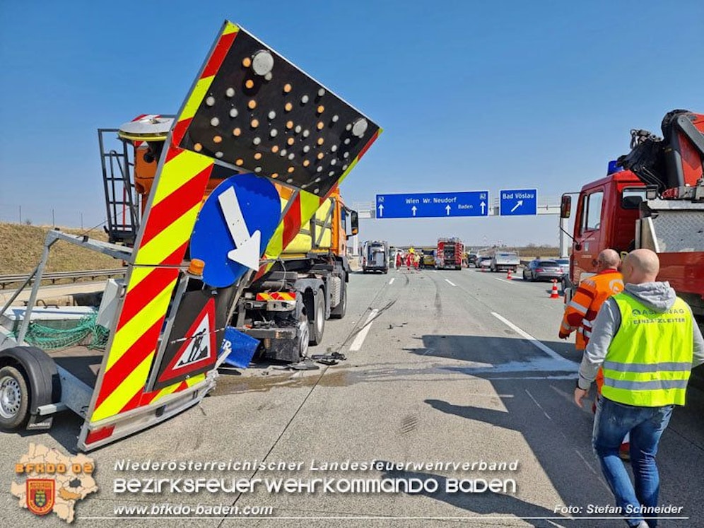 Autotransporter prallte in das Heck eines Absicherungsfahrzeuges der ASFiNAG.