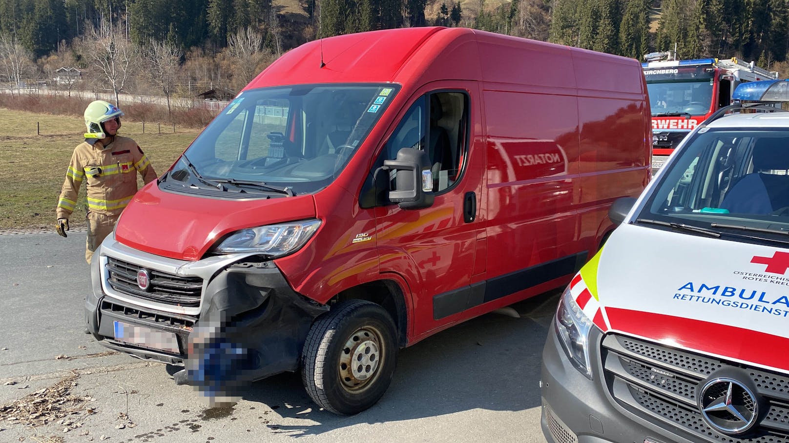 Der Lenker des roten Lieferwagens erlitt einen Herzinfarkt und krachte in weiterer Folge in eine Bushaltestelle.