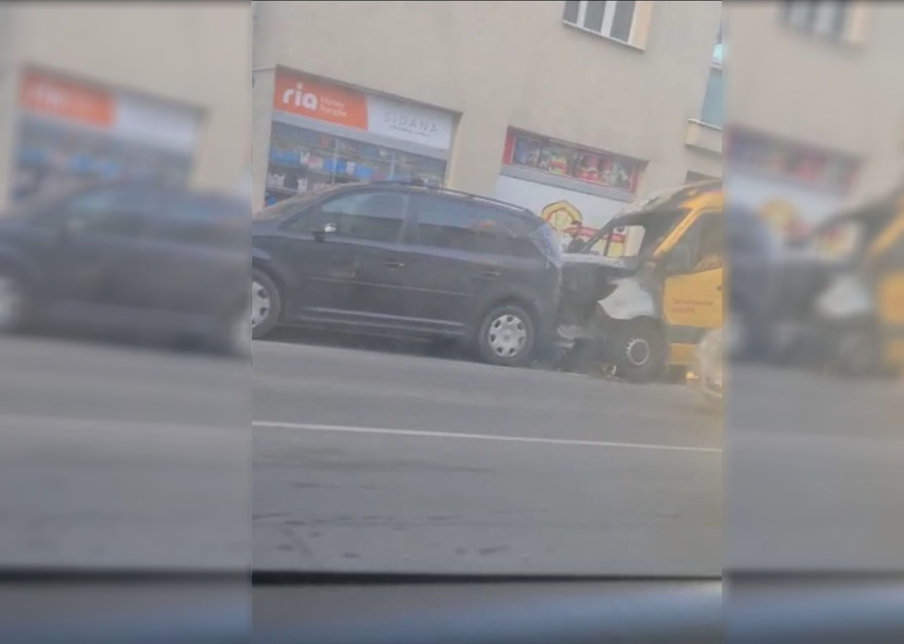 Ein Logistik-Kastenwagen brannte aus unbekannten Gründen mitten in der Nacht auf.