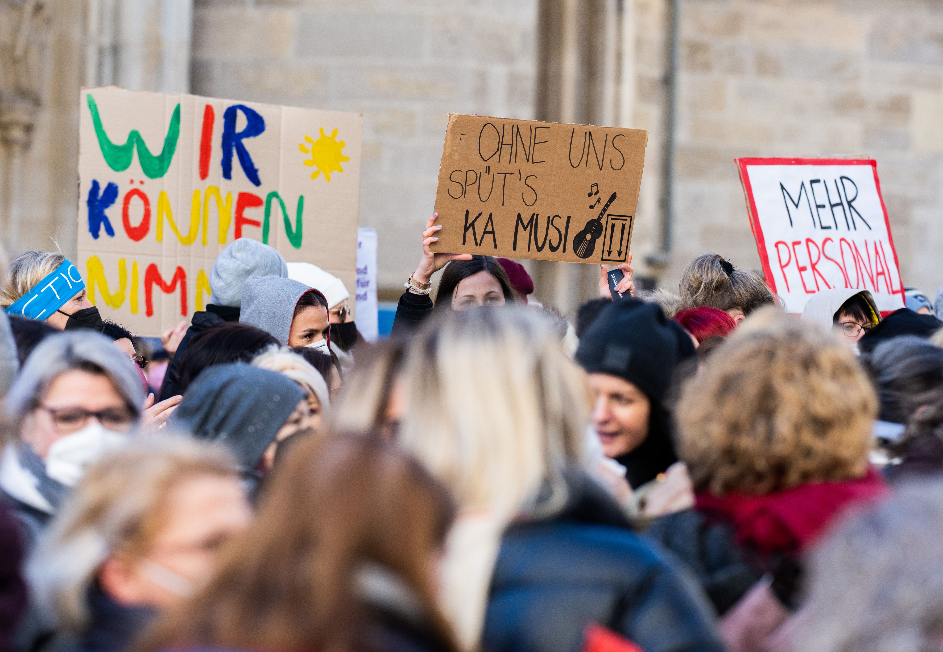 Mitarbeiter der öffentlichen Kindergärten protestierten am Montag vor dem Bildungsministerium in Wien.