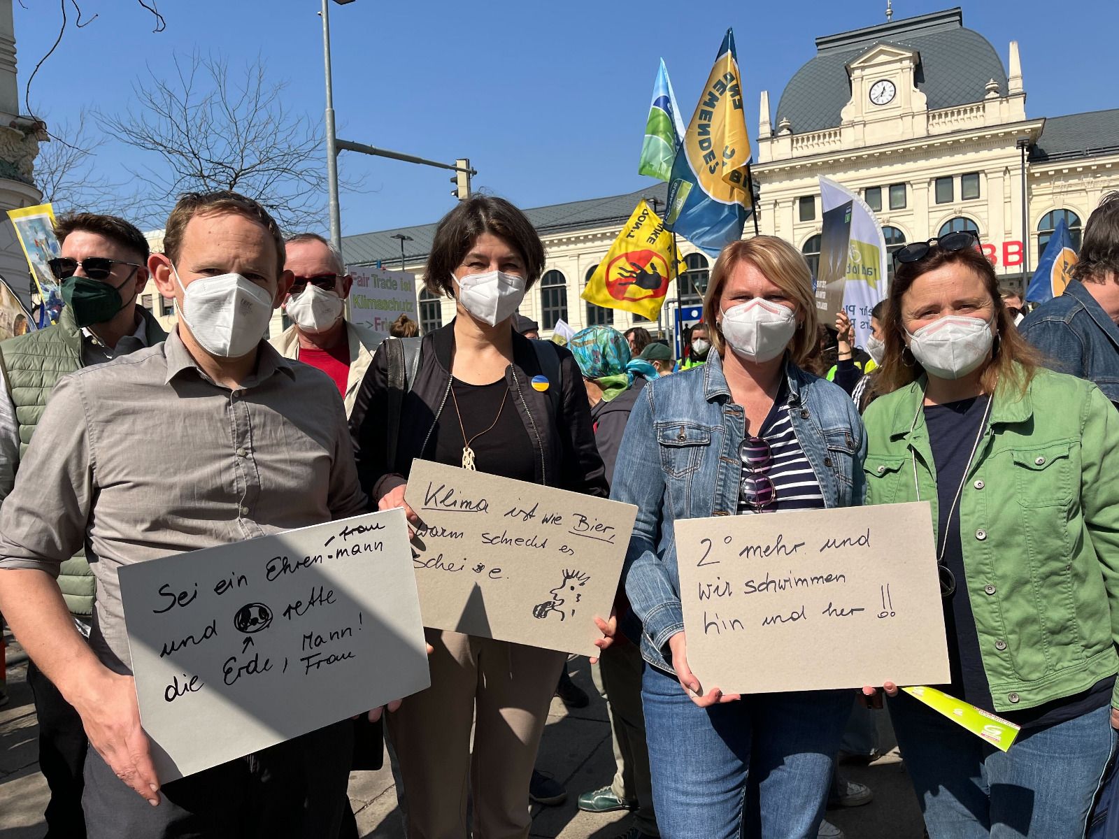 Die Grünen NÖ mischten sich unter die Demonstranten.