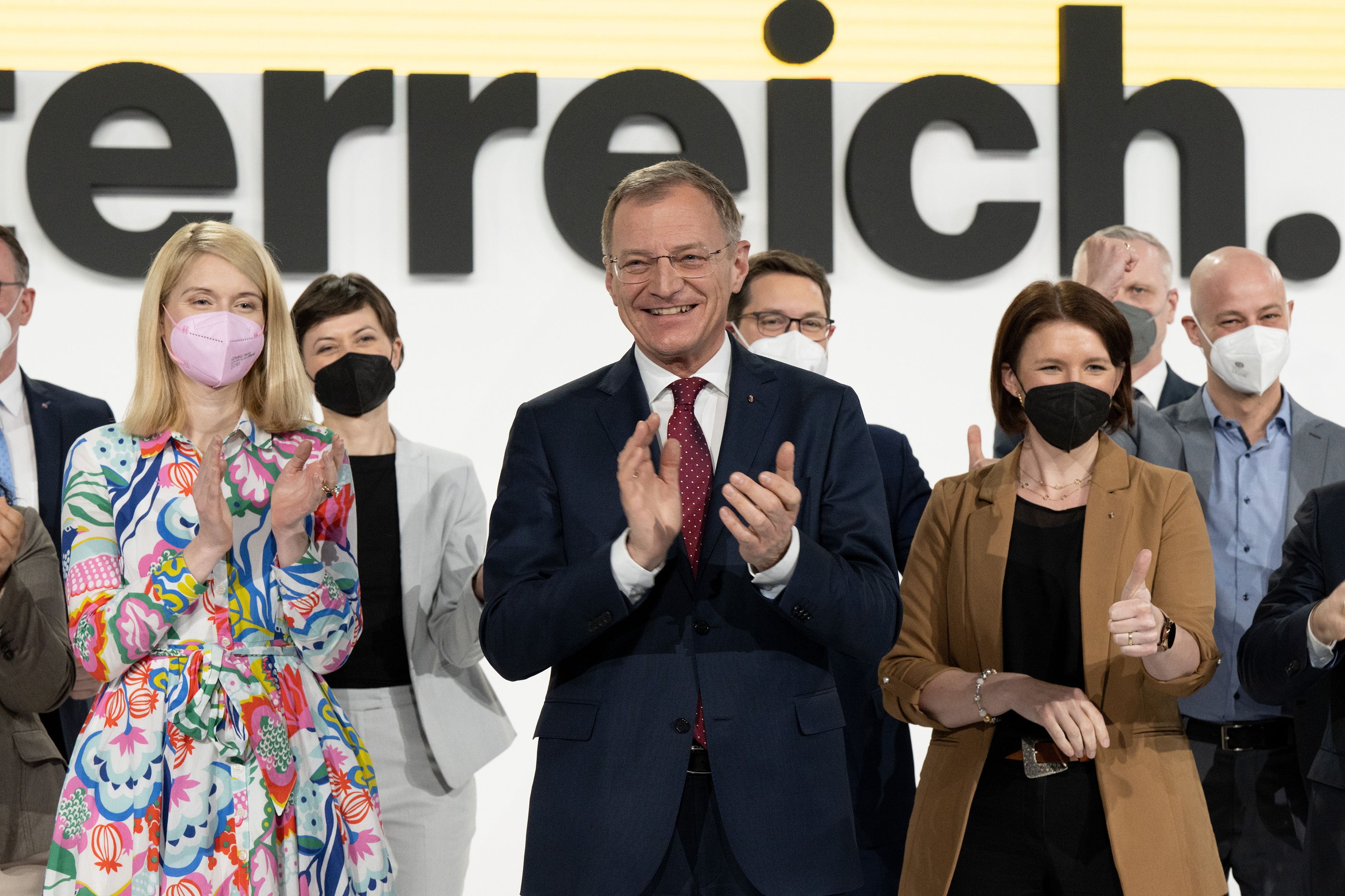 Das 97-Prozent-Lächeln: Thomas Stelzer wurde in seinem Amt als OÖVP-Obmann bestätigt.