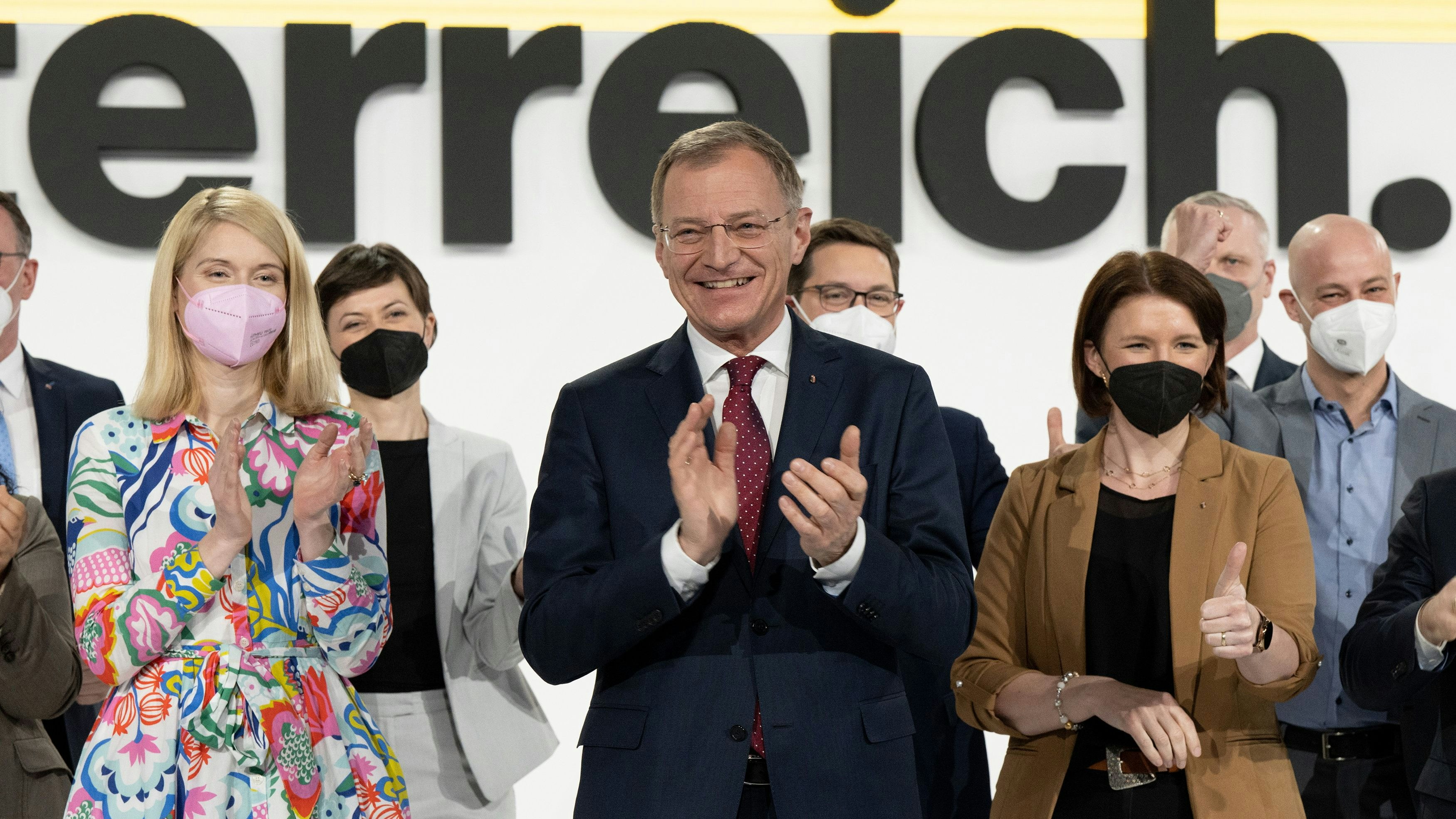 Das 97-Prozent-Lächeln: Thomas Stelzer wurde in seinem Amt als OÖVP-Obmann bestätigt.