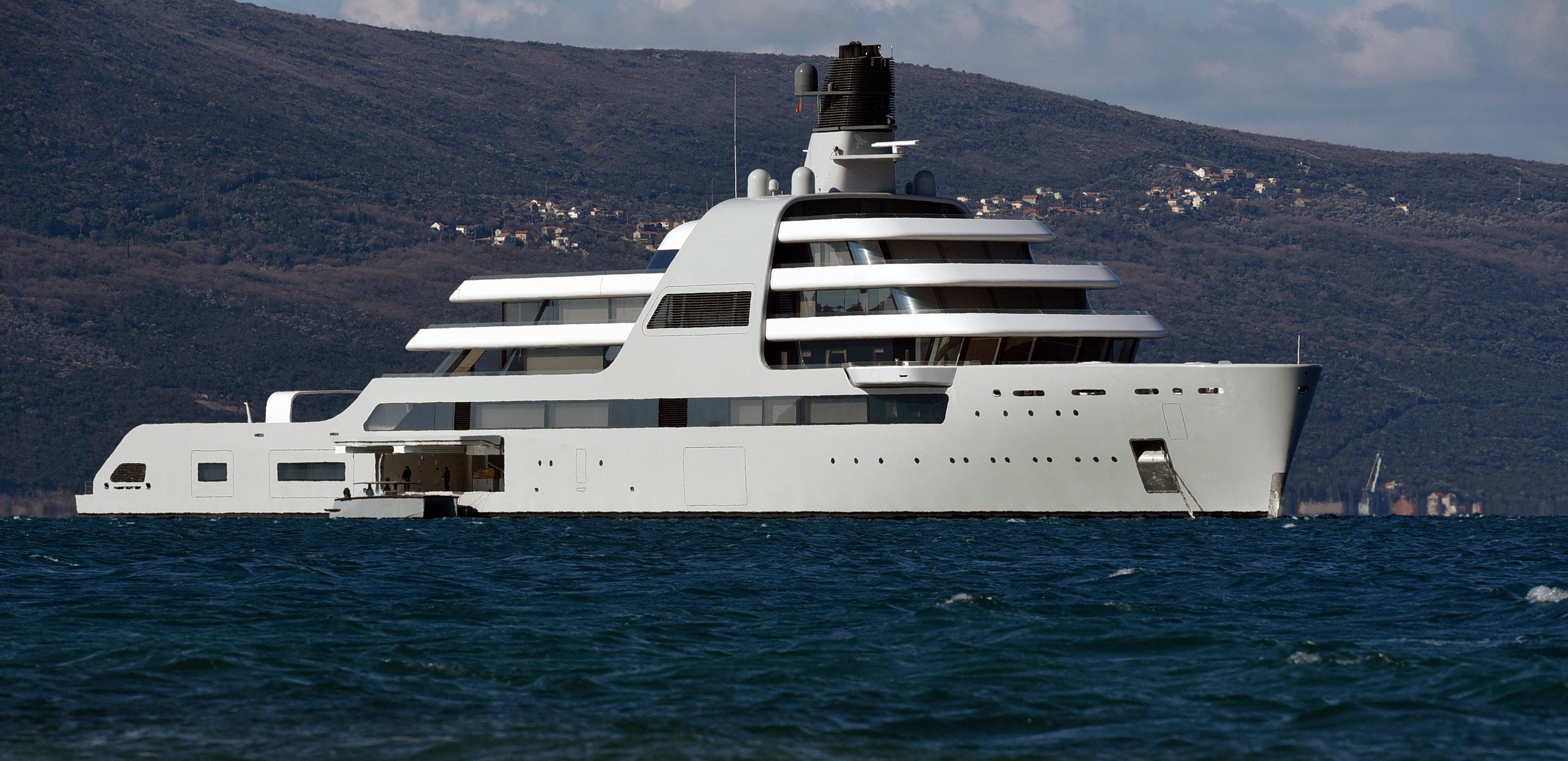 Download von www.picturedesk.com am 25.03.2022 (17:59).  Superyacht Solaris, owned by the Russian oligarch Roman Abramovich, which is under UK sanctions, sails towards the luxury yacht marina Porto Montenegro, near Montenegrin city of Tivat, on the Adriatic coast, on March 12, 2022. - The owner of the London football club "Chelsea" is among the Russian oligarchs against whom Great Britain imposed sanctions as part of the response to the Russian invasion of Ukraine. Russian oligarch Oleg Deripaska's ship "Sputnik", also under British sanctions, left the luxury marina on Friday, local media reported. (Photo by SAVO PRELEVIC / AFP) - 20220312_PD4997 - Rechteinfo: Rights Managed (RM) Nur für redaktionelle Nutzung! Werbliche Nutzung erfordert Freigabe: bitte schicken Sie uns eine Anfrage.