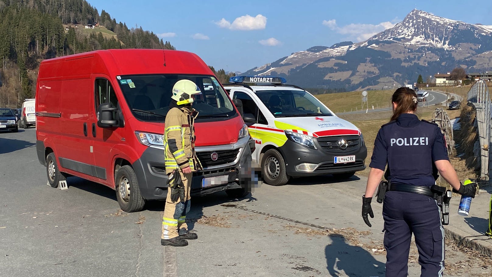 Der Lenker des roten Lieferwagens erlitt einen Herzinfarkt und krachte in weiterer Folge in eine Bushaltestelle.