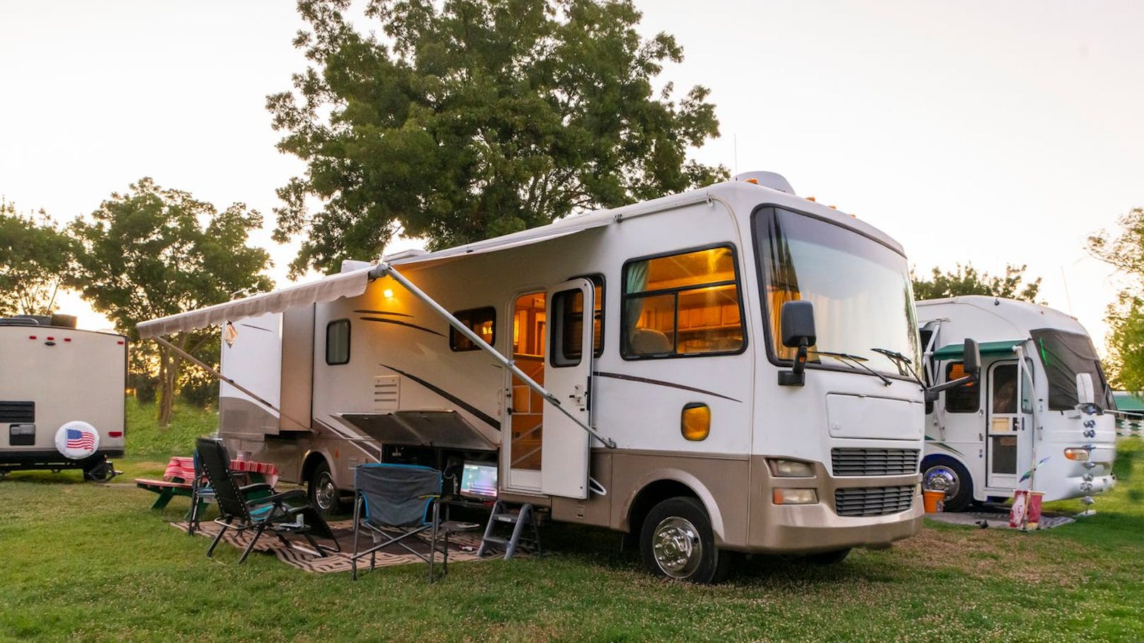 Entweder im Zelt oder - wer es gerne etwas komfortbaler hat - verbringt den Urlaub im Campingbus.