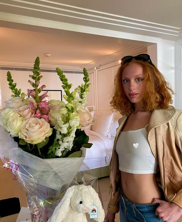 Das Model genießt in einem Luxushotel in Monte Carlo ihren 22. Geburtstag.