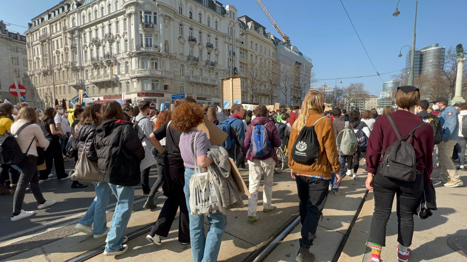 Anlässlich des globalen Klimastreiks zogen am 25. März bei frühlingshaften Temperaturen tausende junge Menschen durch Wien.